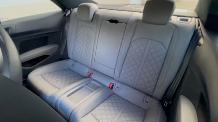 The rear row of seats, in line with the segment, is very compact and with very vertical shapes.  They are intended for very occasional use.