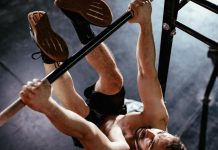 Build abs of steel with the ‘toes to bar’
