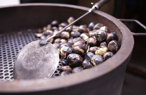 Roasted chestnuts from a chestnut and sweet potato stall in Barcelona |  Source: Barcelona City Council / Europa Press