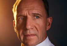 Ralph Fiennes cooks up one of his most deliciously twisted characters in „The Menu”